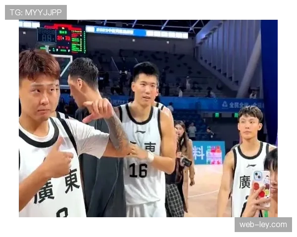 暖心一幕：赵睿赛后与广东前队友逐一拥抱，交流良久